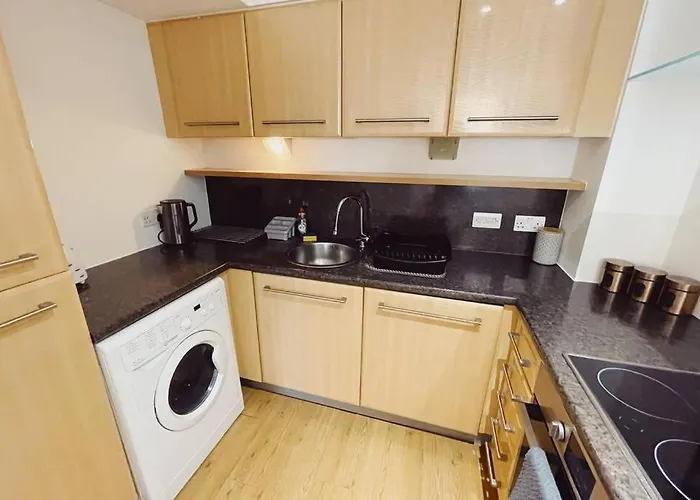 1 Bedroom City Centre Apartment - Sleeps 4 Free Parking