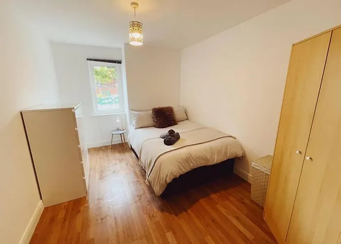 1 Bedroom City Centre Apartment - Sleeps 4 Free Parking